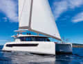 Leopard 42: l'alternativa al mercato dominato dai francesi arriva dal Sudafrica. Il design voluminoso con flybridge di Simonis/Voogd è certamente agile, ma offre solo una sensazione di governo piuttosto debole. Lunghezza scafo 12,67 m; larghezza 7,04 m; peso 12,5 tonnellate; da 629.510 euro.