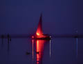 The LED signalling flare provides an eye-catching flashing light at night. The reflection of the sail enhances the effect.