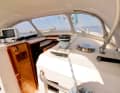 La capote de protection offre une protection supplémentaire, mais rend plus difficile le passage à l'intérieur du bateau.