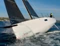 Sans équipage à bord, le bateau prend beaucoup de gîte. Les performances sont néanmoins bonnes.