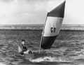 Der erste Optimist Deutschlands kam 1960 nach Warnemünde. Schon ein Jahr später wurden hier die ersten Klassenregatten gesegelt. Damit begann der weltweite Siegeszug der Jolle.