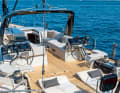Steering positions at the cockpit: The tare bracket in front takes the mainsheet and ...