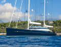 7 | Aquijo | 85,00 m : Le yacht construit en 2016 par Vitters et Oceanco fait partie du portefeuille de Y.CO. Pour 505.000 euros, 17 membres d'équipage sont prêts à accueillir douze invités pendant une semaine. L'intérieur de l'"Aquijo" (1.538 Gross Tons) a été conçu par le studio hambourgeois Dölker + Voges. Parmi les points forts, on trouve un ascenseur ainsi que le Social Hub à l'arrière sur le pont principal, autour duquel 24 personnes sont assises pour manger. Au total, il y a trois bars sur les quatre ponts. Le club de plage avec jacuzzi est inhabituel pour un voilier. Il y a également un jacuzzi sur le flybridge et une terrasse de propriétaire sur le pont. Silence, s'il vous plaît ! Dans les suites, qui peuvent être au nombre de sept, il n'y a ni téléviseur ni système audio. L'entrepreneur allemand Jürgen Großmann a commandé le ketch en acier et en aluminium, qui a entre-temps de nouveaux propriétaires. Sur les deux mâts en carbone, près de 4000 mètres carrés de laminé de voile 3Di sont suspendus face au vent.