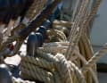 Cordage sur le pont. Les clous d'amarrage sont en partie en bois et en partie en métal.
