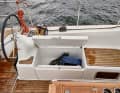 Jeanneau Sun Odyssey 380: Für nasse Dinge. Die Backskiste an Steuerbord ist geschlossen und drainagiert.