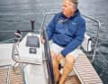 Beneteau Oceanis 37.1: Der Platz hinter dem Rad ist beschränkt. Die Sitze lassen sich aber hochklappen.