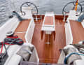 Beneteau Oceanis 37.1: Winches for halyards on the companionway, sheet winches directly in front of the steering positions. Single-handed sailors cope well with this.
