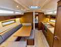Beneteau Oceanis 37.1: Geradlinig, schnörkellos, nüchtern. Ungemütlich ist es unter Deck aber nicht. Und: Die Sitzgruppe ist die größte im Vierer-Vergleich.