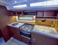 Beneteau Oceanis 37.1:  Die lange Pantry ist seitlich in den Salon gebaut.