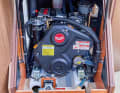 Beneteau Oceanis 37.1: Pragmatische Installation. Gute Zugänge zum Impeller und zum Diesel-Vorfilter.
