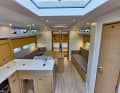 Hanse 360: Der Innenausbau mit den vielen hellen Oberflächen mutet sehr modern an. Die Aufbaufenster können alle geöffnet werden.