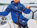 Hanse 360: Der Rudergänger sitzt entspannt und hat die Schotwinschen direkt vor der Nase.