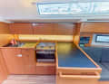 Bavaria C38: Unfortunately, the kitchen lacks a cover over the hob for more work space.