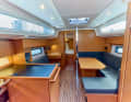 Bavaria C38: It feels like the most spacious boat in the group. The large windows also contribute to this. The saloon table is comparatively small.