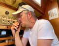 Skipper am Funk­gerät. Andreas Auras ist langjähriger Segler und auch Pod­caster („Die Segelkneipe“).