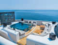 Blick aus dem Pool: Auf „Jimmy“ fährt ein Transformer-TV aus dem Deck.