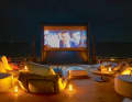 Un cinéma sur l'hélipont avec une structure gonflable.