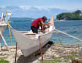 The boat is being built entirely on the beach. A construction period of two weeks was agreed, plus any rainy days on which work would be suspended.