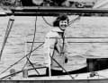 Die 38-jährige Ann Davison am Ruder ihrer „Felicity Ann“ beim Auslaufen aus Plymouth im Mai 1952.