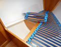 Just like at home: Slatted frames instead of bunk boards are sometimes installed ex shipyard. They also bridge large openings and are suitable for retrofitting on heavily perforated berth supports. To access the storage space, the gratings must be rolled up. Retrofit packages are available from Calypso, among others, and cost 220 euros / www.calypso-schlafsysteme.de for the example berth.