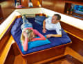 The other way round: with island beds in the foredeck, the berth is often wider in the footwell than at the shoulders. This makes it more comfortable to sleep with your feet forward. But the idea is different