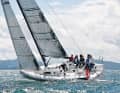 J 111: Eleganter und vergleichsweise schlanker Performance-Cruiser von J/Boats. Im Standard wird das Boot mit einem Kohlefaserrigg ausgestattet. Einfacher, aber sehr funktionaler Ausbau unter Deck. Rumpflänge 11,00 m; Breite 3,29 m; Gewicht 4,2 t