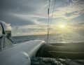 Charles Caudreliers "Maxi Edmond de Rothschild" segelt dem Horizont entgegen