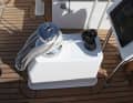 … die bietet die Winschkonsole an der breitesten Stelle. Ohne Traveller empfiehlt sich ein hydraulischer Niederholer zum Trimm.