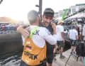 Hier umarmen sich "Guyot"-Co-Skipper Robert Stanjek und Team Malizias Skipper Boris Herrmann
