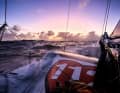 "Mālama" in Fahrt bei Sonnenuntergang. Das US-Team 11th Hour Racing hält sie nach anspruchsvollen Reparaturen von Ruder, Großsegel und Bug auf Kurs