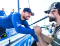 Hier begrüßen sich "Holcim – PRB"-Skipper Kevin Escoffier und Boris Herrmann nach der Königsetappe in Itajaí. Jetzt hat Team Malizias Boss dem Franzosen und seinem Schweizer Team Hilfe nach dem Mastbruch zugesagt