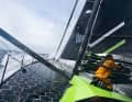 Juste avant le démâtage, le skipper de "Gusto", Ben Dutreux, prépare le bateau pour la tempête qui s'annonce.