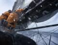 Skipper und Co-Skipper Seite an Seite: Ben Dutreux und Robert Stanjek am 8. Mai bei der Arbeit an Deck