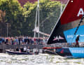 Team Malizia wird beim Kieler Fly-by im Ocean Race 2023 von den Fans gefeiert