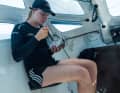 Team Malizias Co-Skipperin Rosalin Kuiper stärkt sich für den Endspurt