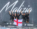 Die Crew mit der Flagge Genuas