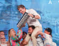 Hier wird Team Malizias Co-Skipper Will Harris mit der Trophäe für Platz drei getragen. Der couragierte und engagierte Brite gewann aber auch einen eigenen Preis, wurde als bester Newcomer mit dem Hans Horrevoets Rookie Award ausgezeichnet