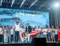 Boris Herrmann mit der Ocean-Race-Trophäe für Platz drei. Mit seinem Team auf der Bühne: kein Geringerer als Paul Cayard, der in Italien aufgrund seiner America's-Cup-Einsätze wie ein Superstar verehrt wird