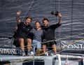 Cole Brauer mit ihrem neuen Skipper Boris Herrmann und Fotoreporter Antoine Auriol.