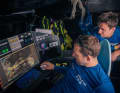 Sam Goodchild und Tom Laperche studieren an Bord von "Holcim – PRB" die Daten