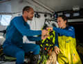 Lehrmeister und Neueinsteigerin im Austausch: Skipper Kevin Escoffier und Sanni Beucke