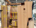 La construction et la fabrication ne travaillent qu'à quelques mètres l'une de l'autre. Les plans sont envoyés numériquement directement au monteur à bord ou ...