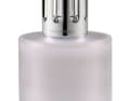 Aroma: la lampada profumata della Maison Berger ottiene il suo effetto antizanzare vaporizzando l'insetticida pralletrina. Non deve quindi essere utilizzata sottocoperta. Lampada con 180 millilitri di olio a 38 euro. www.lampeberger.de