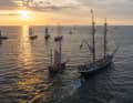 Des photos de rêve des voiliers traditionnels dans la lumière du soir