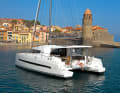 Bali 4.5: Wheel halfway up on starboard or optionally on flybridge. Front cockpit and lounge, no trampoline. Rig concept comparable with Lagoon. Many interior variants.