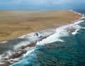 e yacht bleu a été poussé par le ressac sur le récif dans le lagon