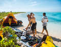 Am Strand werden die Reste des Schiffbruchs gesammelt
