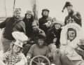 Bordfest in den 40er Breiten des südlichen Indischen Ozeans. Von links: Thomas Weber, Fritz Heinemann; dahinter: Jürgen Meyer, Uli Blank, Aki Müller-Deile, Achim Meyer (mit Zipfelmütze); am Besan: Reinhard Laucht (Skipper) und Hein Anhold (mit Ukulele)