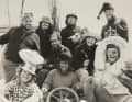 Bordfest auf der "Peter von Danzig" in den 40er Breiten des südlichen Indischen Ozeans. Von links: Thomas Weber, Fritz Heinemann / dahinter: Jürgen Meyer, Uli Blank, Aki Müller-Deile, Adrian Meyer (mit Zipfelmütze) / am Besan: Reinhard Laucht und Hein Anhold (mit Ukulele)