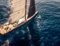 Légèrement sous le gréement : Une grand-voile de croisière et un petit génois sont montés sur le mât en carbone de 52 mètres.